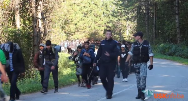 Fotogramma di un video pubblicato dai media locali, che mostra la polizia mentre scorta persone a piedi fuori dalla città.